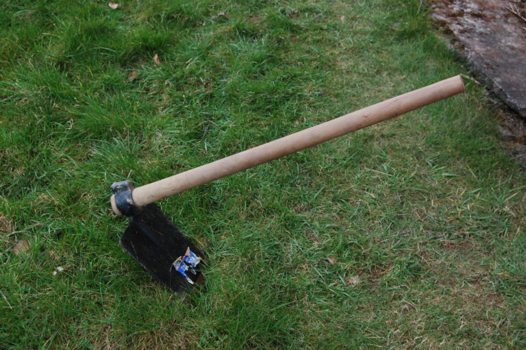 how to edge a lawn with a manual edger