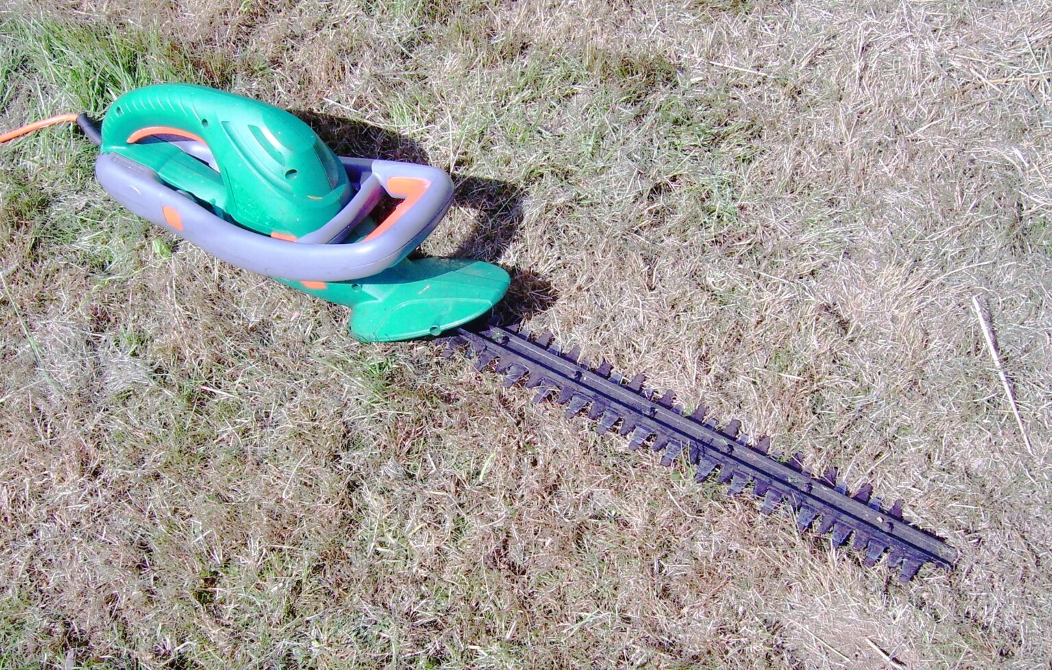How To Use Black And Decker Hedge Trimmer | trimmerity