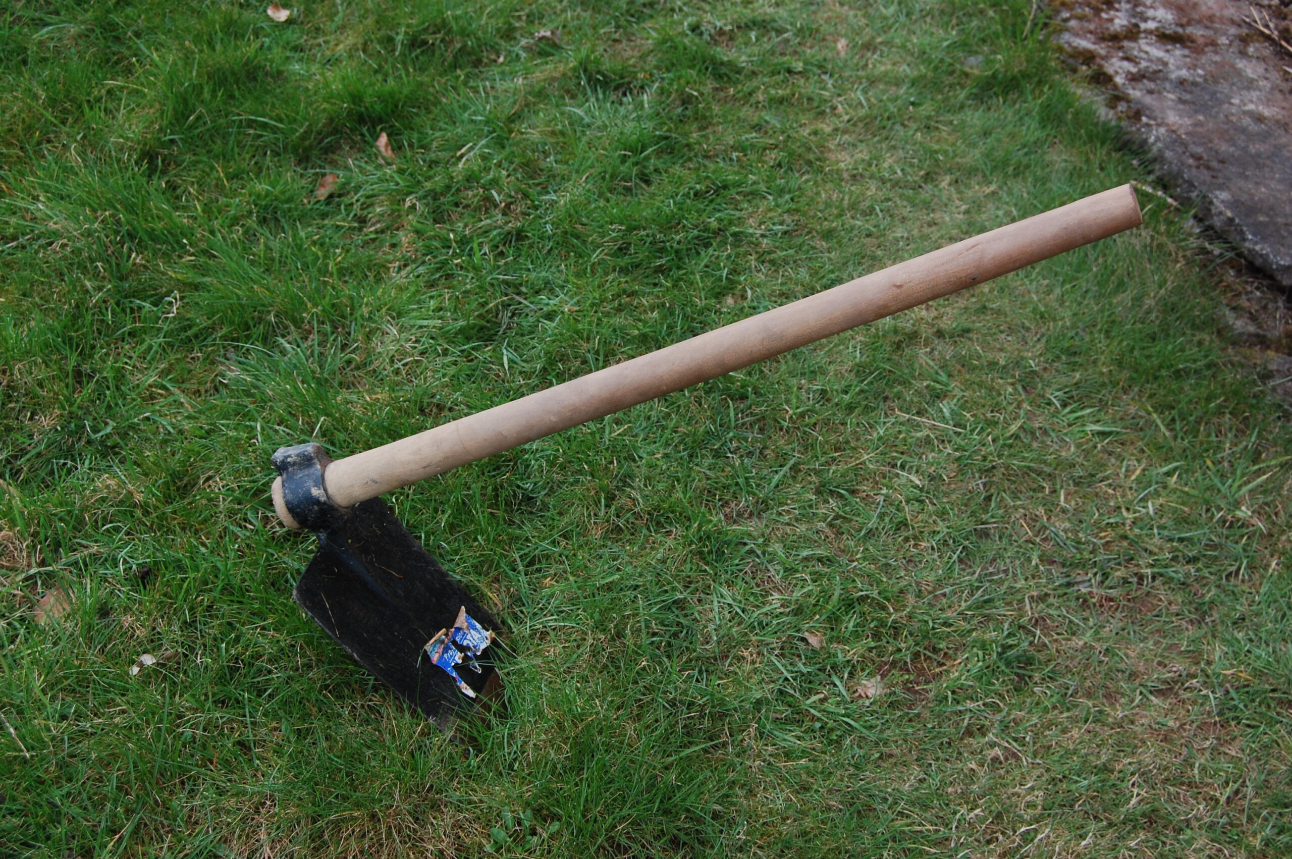 how to use a hand lawn edger