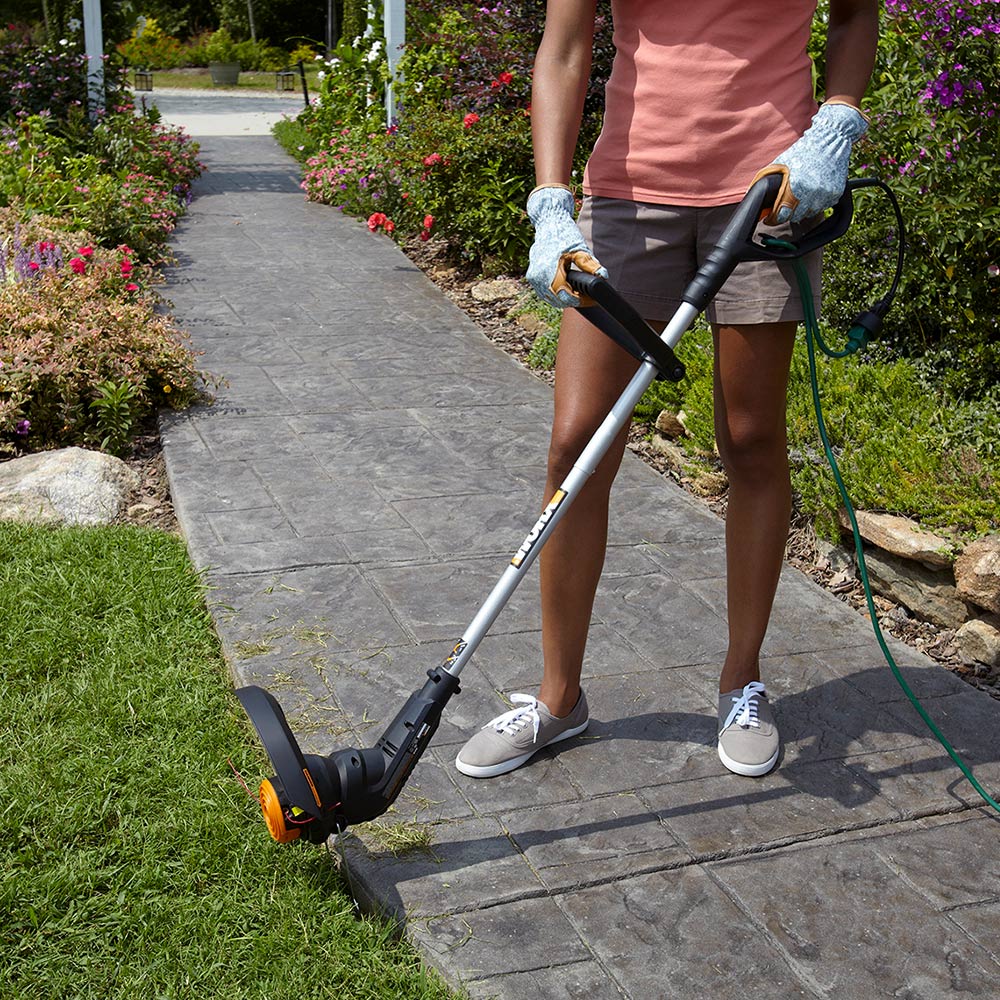 How Do You Use a Grass Trimmer